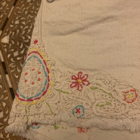 No Boundaries Shorts - Picture 2 of 4